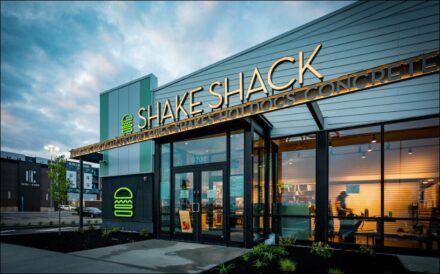 Shake Shack will expand into Canada through the opening of a new outlet in downtown Toronto.