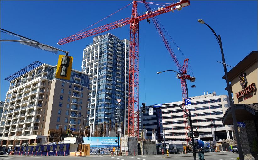 Photo construction cranes and buildings under construction.