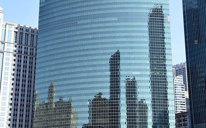 Photo downtown Chicago office building.