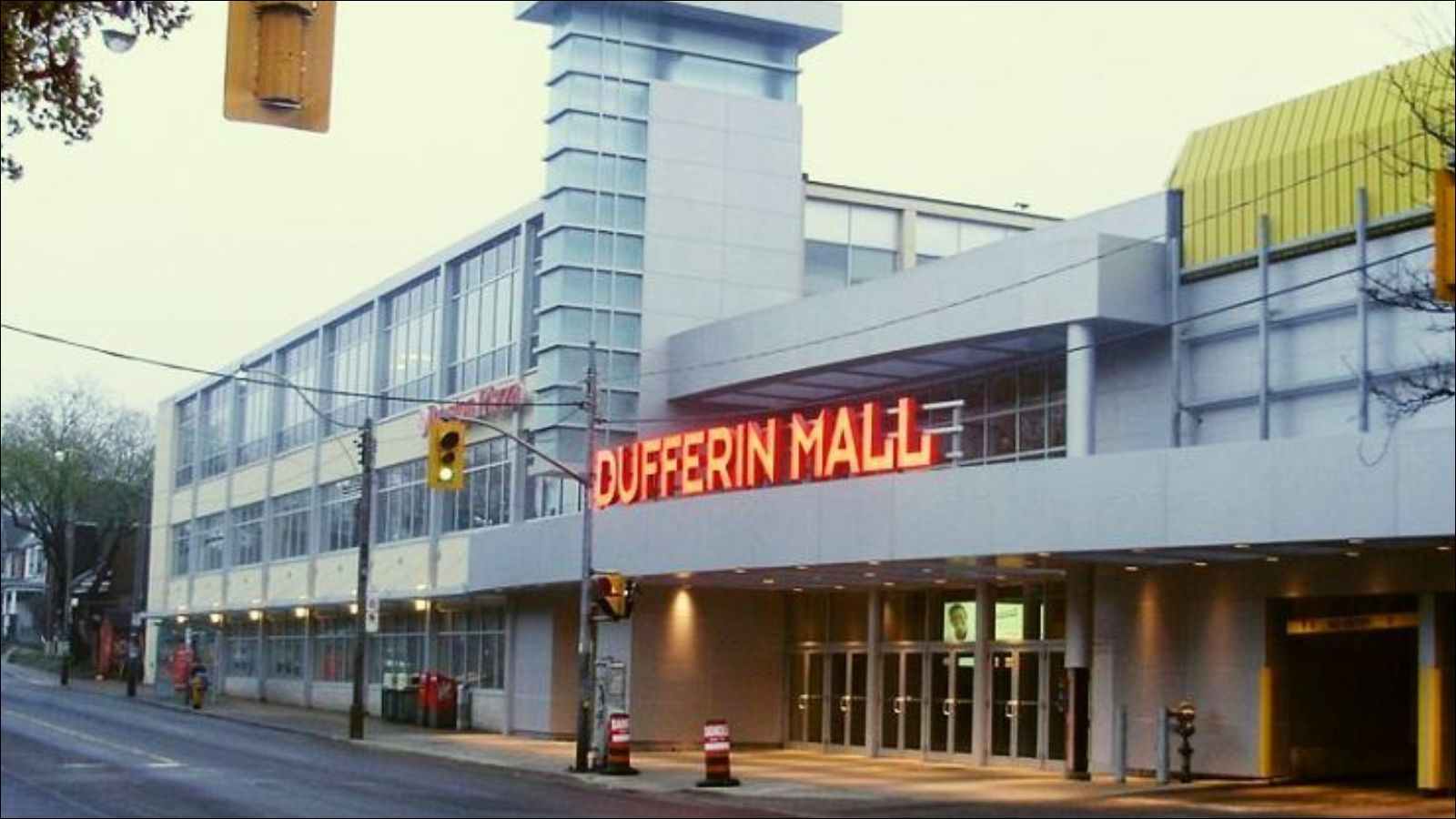 Old Navy Leases Former Toys R Us Store Space in Toronto